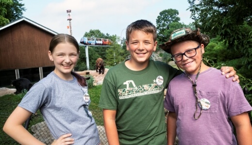 kids at zoo entrance